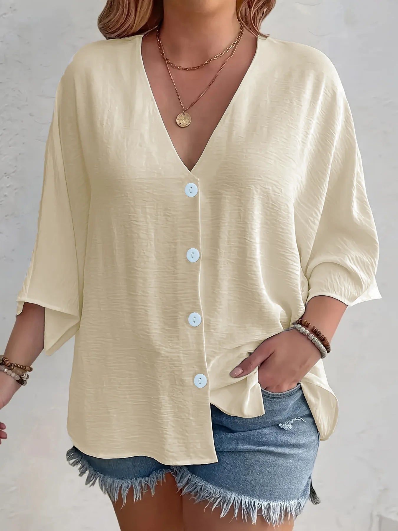 Amirah - Lässige Bluse mit halblangen Ärmeln, V-Ausschnitt und Knöpfen