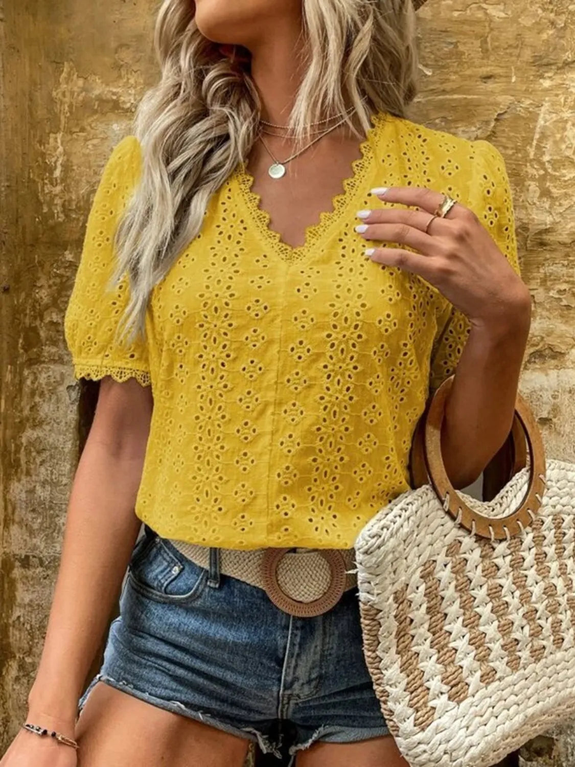 Jillian - Elegante Bluse mit kurzen Ärmeln, V-Ausschnitt, Ösendetails und Spitze