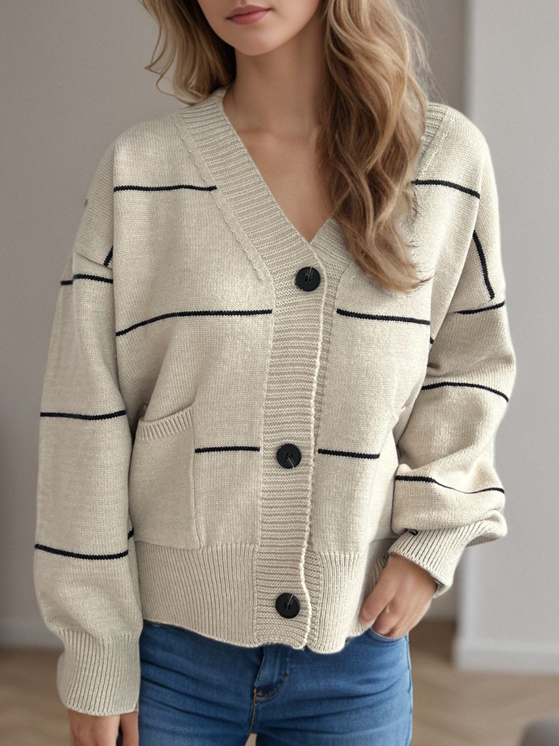 Aubrey - Legere Strickjacke mit langen Ärmeln, V-Ausschnitt, Knöpfen und Streifen
