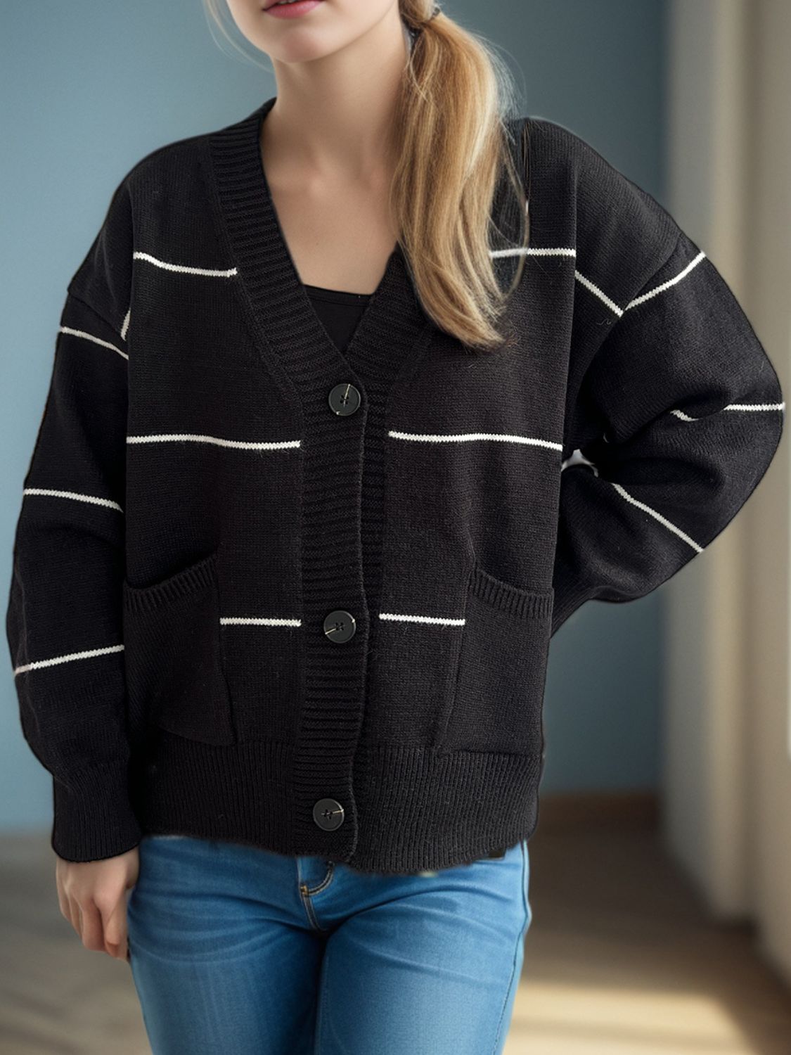 Aubrey - Legere Strickjacke mit langen Ärmeln, V-Ausschnitt, Knöpfen und Streifen