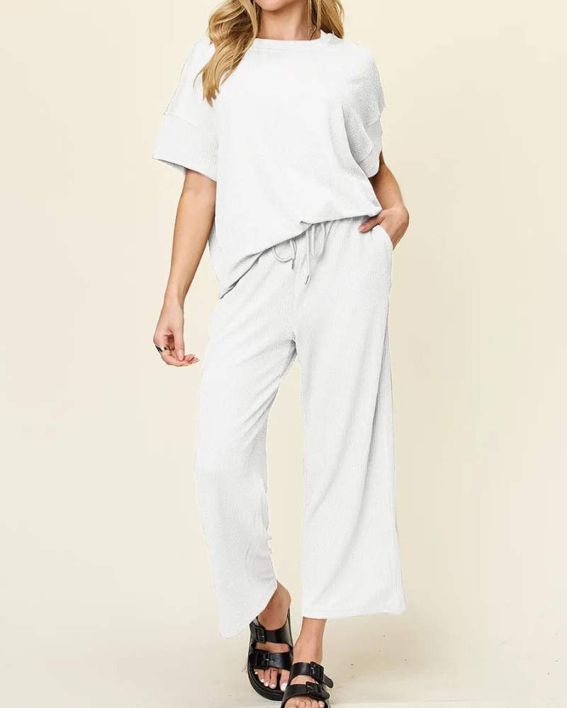 Kiera - Locker geschnittenes T-Shirt mit Rundhalsausschnitt und weiten Hosen