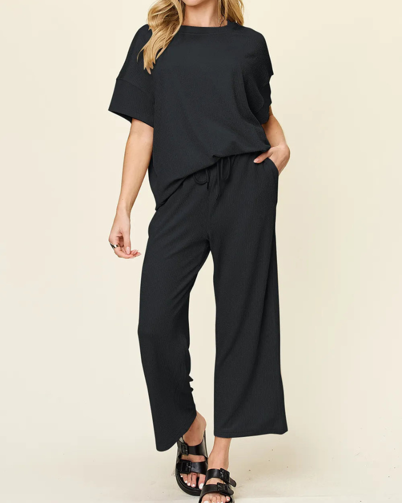 Kiera - Locker geschnittenes T-Shirt mit Rundhalsausschnitt und weiten Hosen