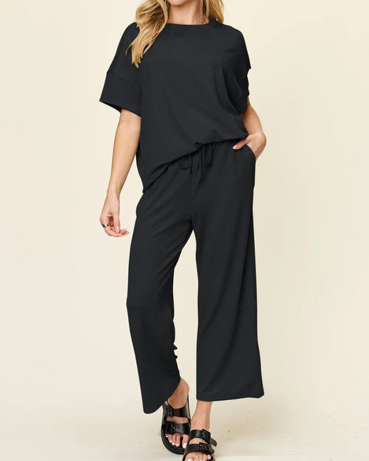 Kiera - Locker geschnittenes T-Shirt mit Rundhalsausschnitt und weiten Hosen