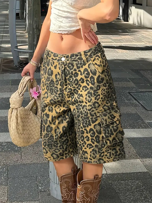 Tricia | Vintage-inspirierte High-Waisted Denim Shorts im Leopardenmuster