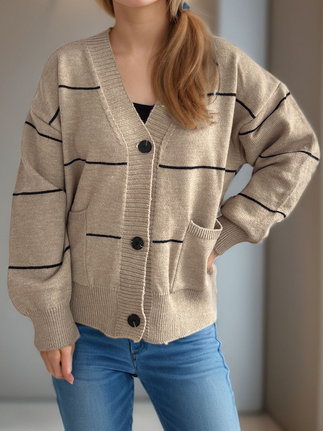 Aubrey - Legere Strickjacke mit langen Ärmeln, V-Ausschnitt, Knöpfen und Streifen