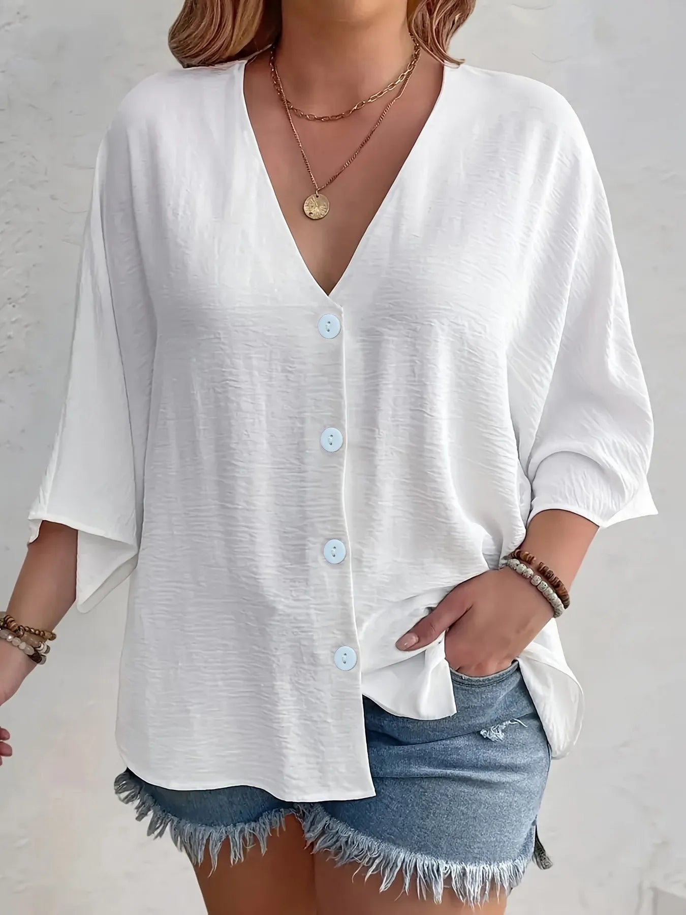 Amirah - Lässige Bluse mit halblangen Ärmeln, V-Ausschnitt und Knöpfen