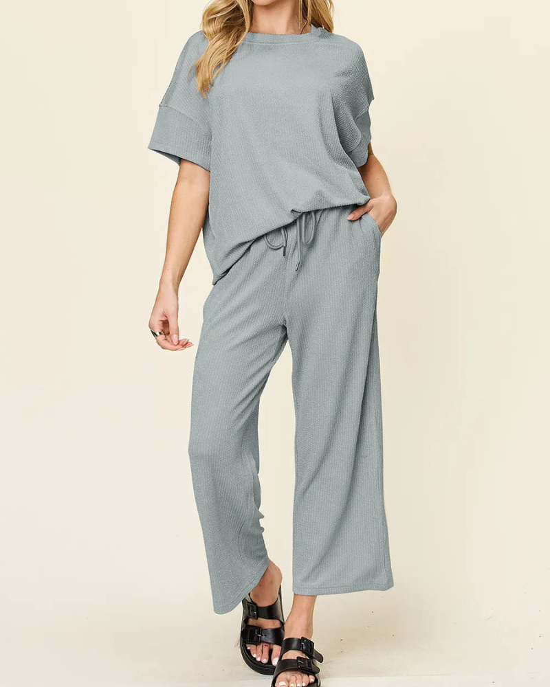 Kiera - Locker geschnittenes T-Shirt mit Rundhalsausschnitt und weiten Hosen