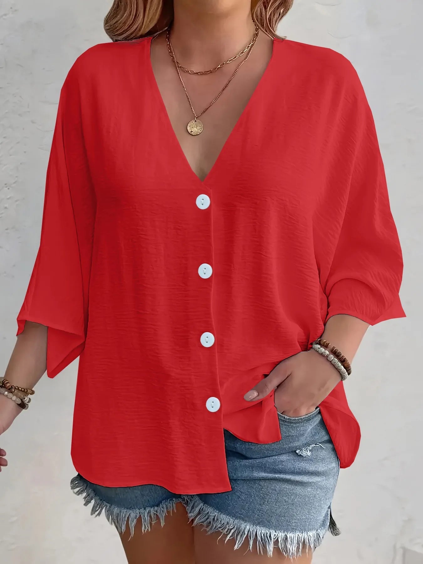 Amirah - Lässige Bluse mit halblangen Ärmeln, V-Ausschnitt und Knöpfen
