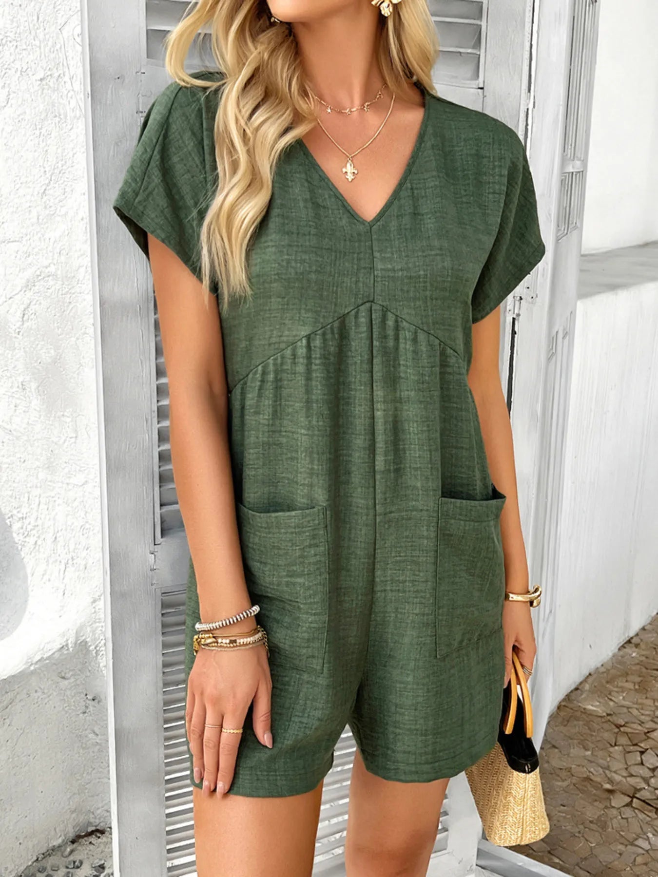 Jubilee - Lässiger Jumpsuit mit V-Ausschnitt, kurzen Ärmeln und Rückenausschnitt