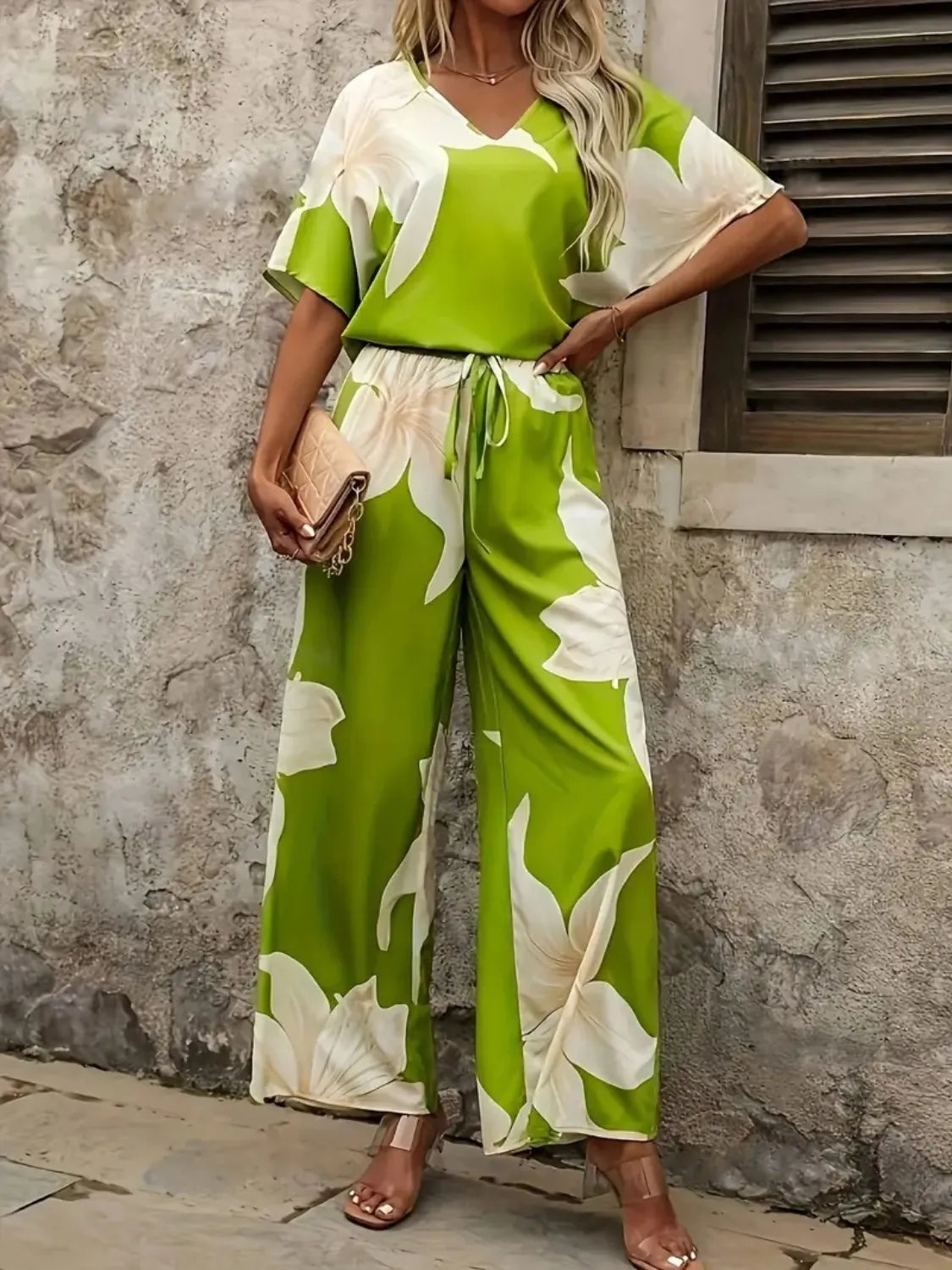 Estelle - Elegantes Set mit V-Ausschnitt-Bluse und weitem Blumenhose für Damen
