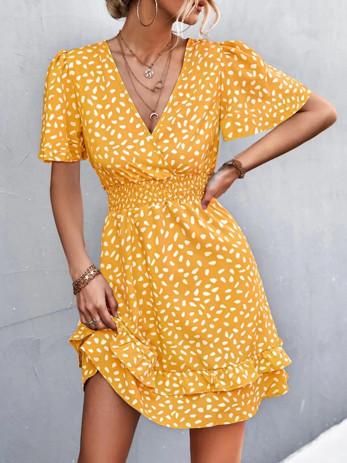 Lexi - Modisches Mini-Kleid mit Print, kurzem Ärmel, tiefem V-Ausschnitt und Rüsche