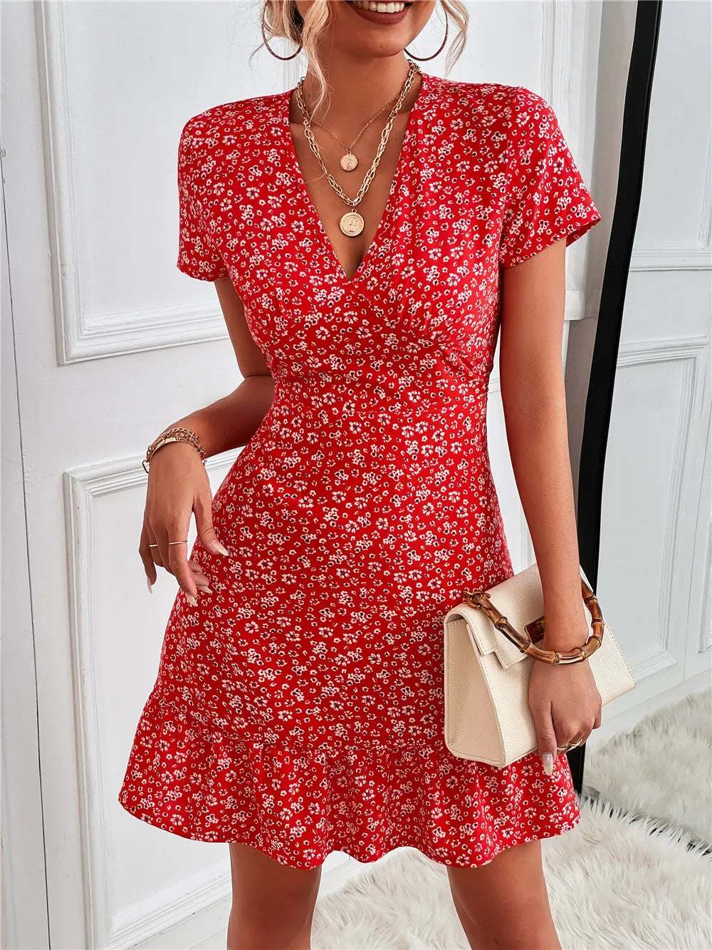 Martha - Schickes Mini-Kleid mit floralem Print, Rüschen-Saum, V-Ausschnitt und kurzen Ärmeln