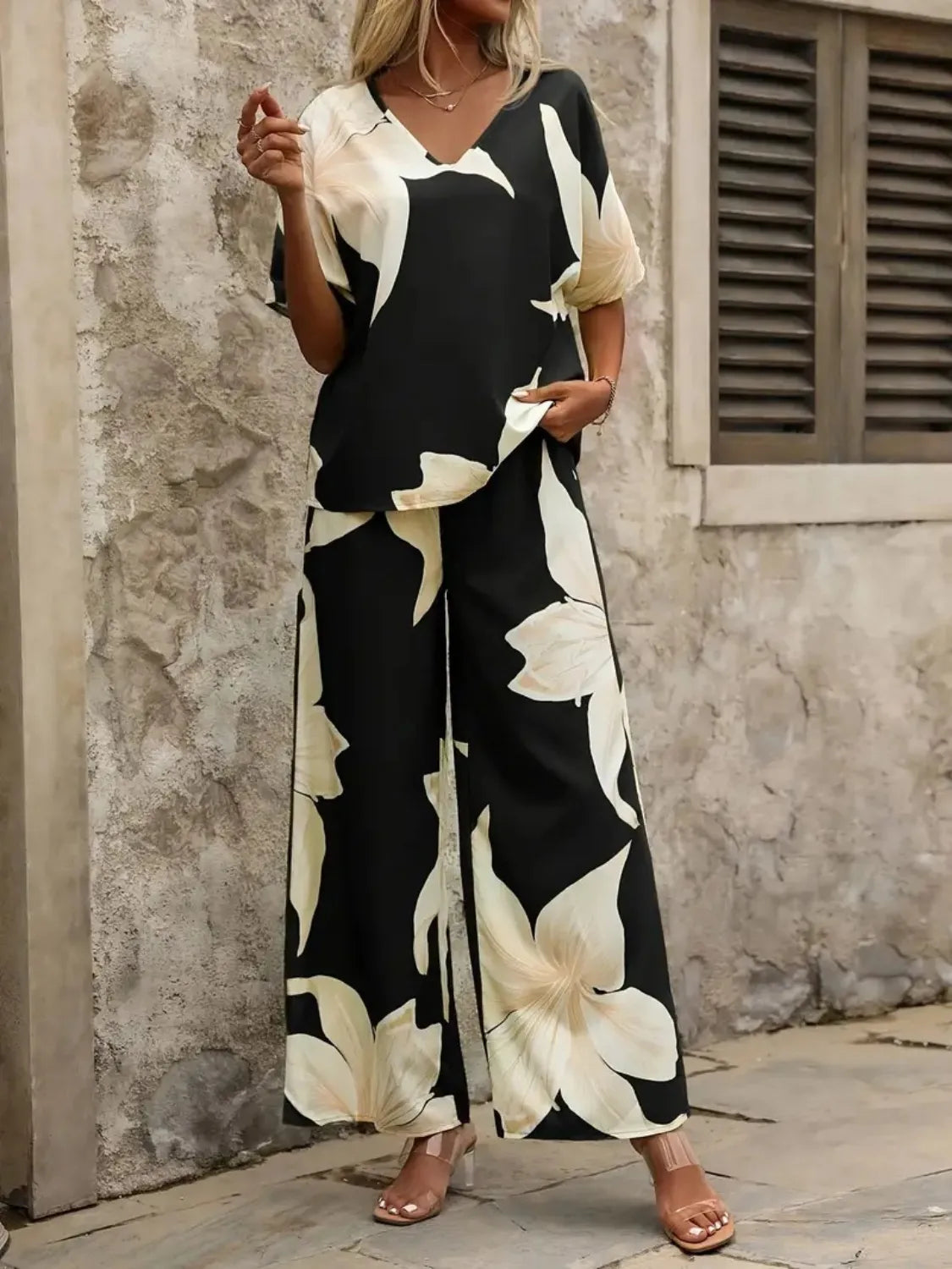 Estelle - Elegantes Set mit V-Ausschnitt-Bluse und weitem Blumenhose für Damen