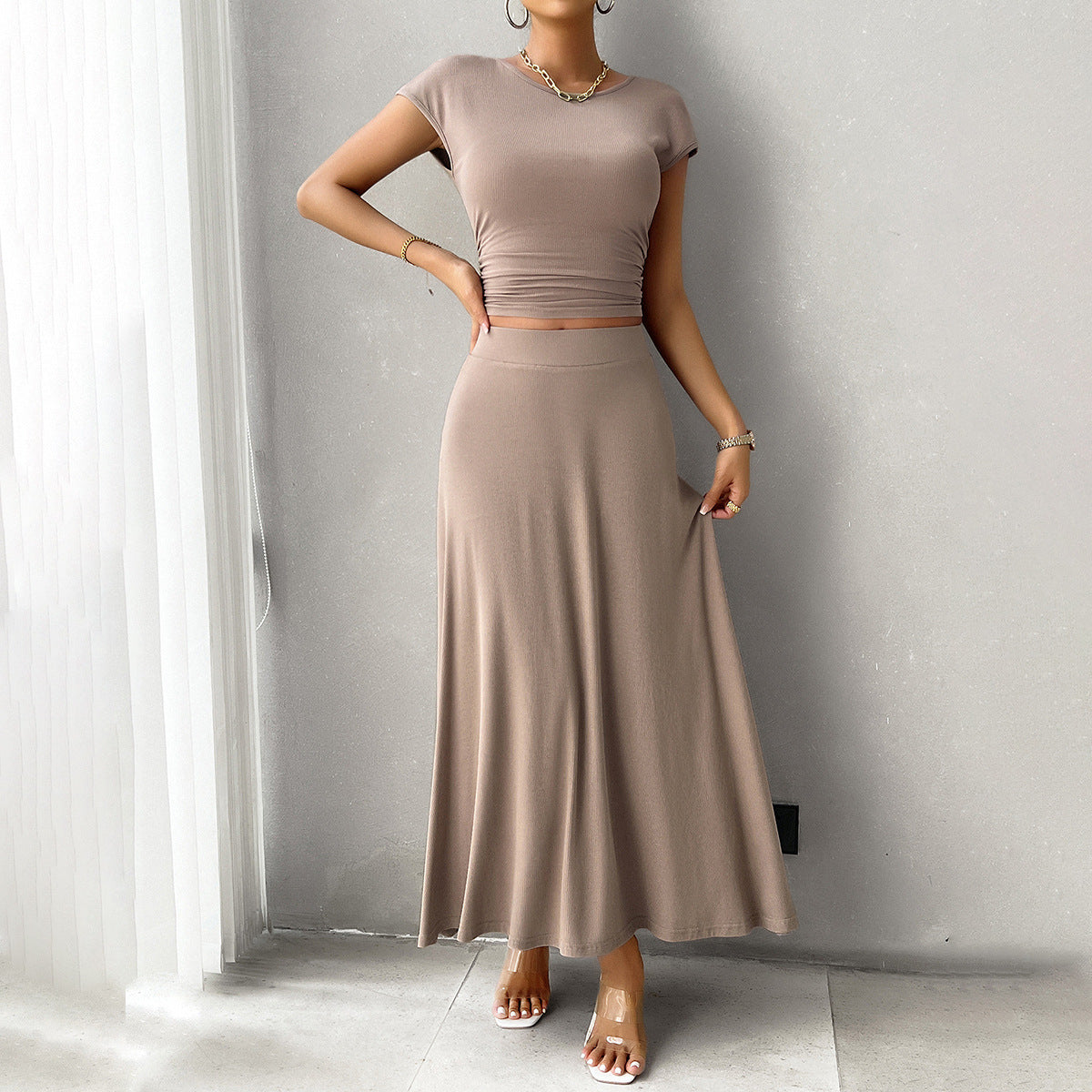 Chiara - Elegantes Set mit figurbetontem Crop-Top und fließendem Rock