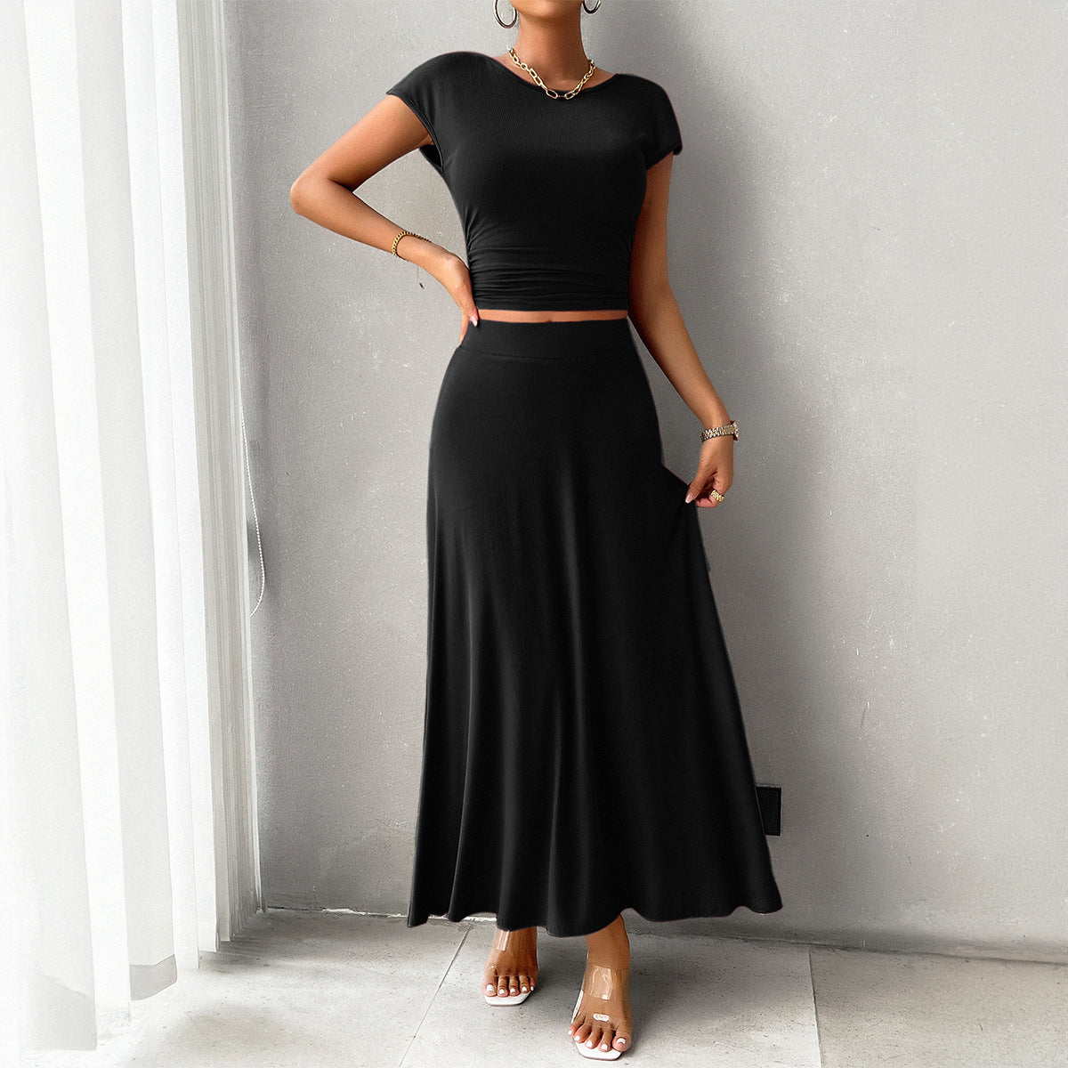 Chiara - Elegantes Set mit figurbetontem Crop-Top und fließendem Rock