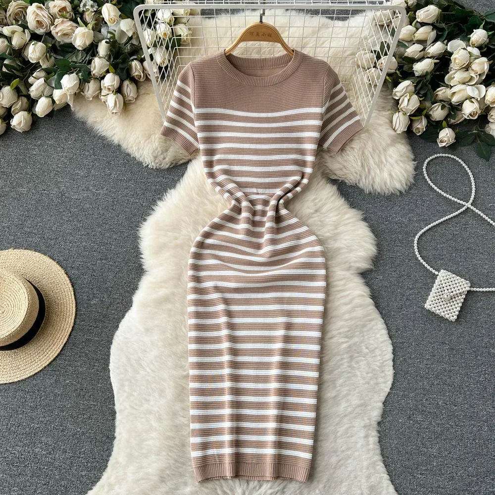 Kiara | Gestricktes gestreiftes Strandkleid