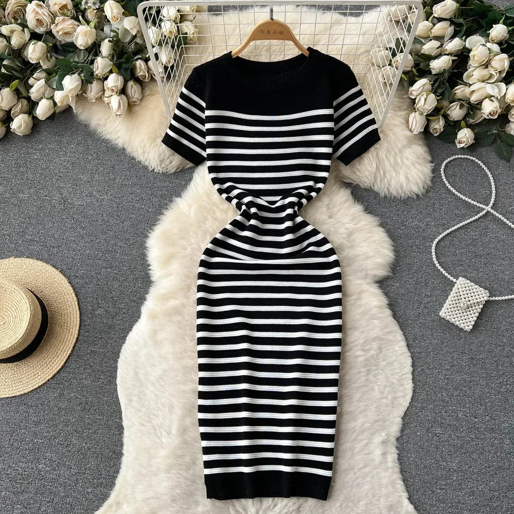 Kiara | Gestricktes gestreiftes Strandkleid