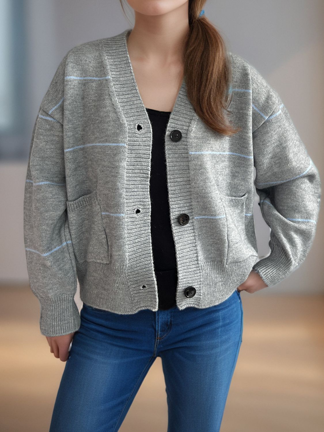 Aubrey - Legere Strickjacke mit langen Ärmeln, V-Ausschnitt, Knöpfen und Streifen