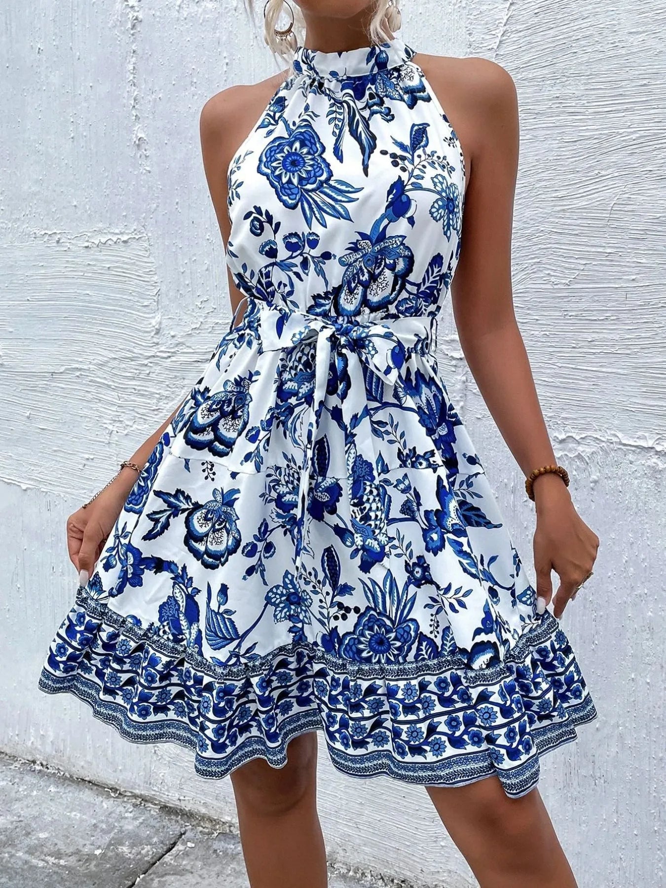 Billie - Ärmelloses Blumenkleid mit Halterkragen und Bindegürtel