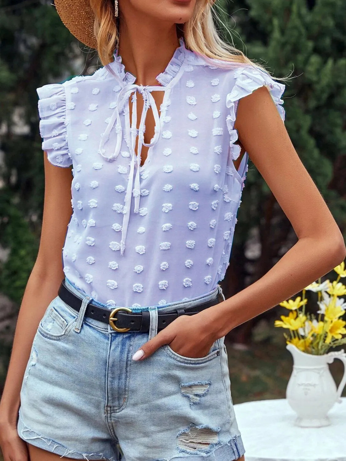 Natasha - Elegante gepunktete Bluse mit hohem Kragen und Rüschen