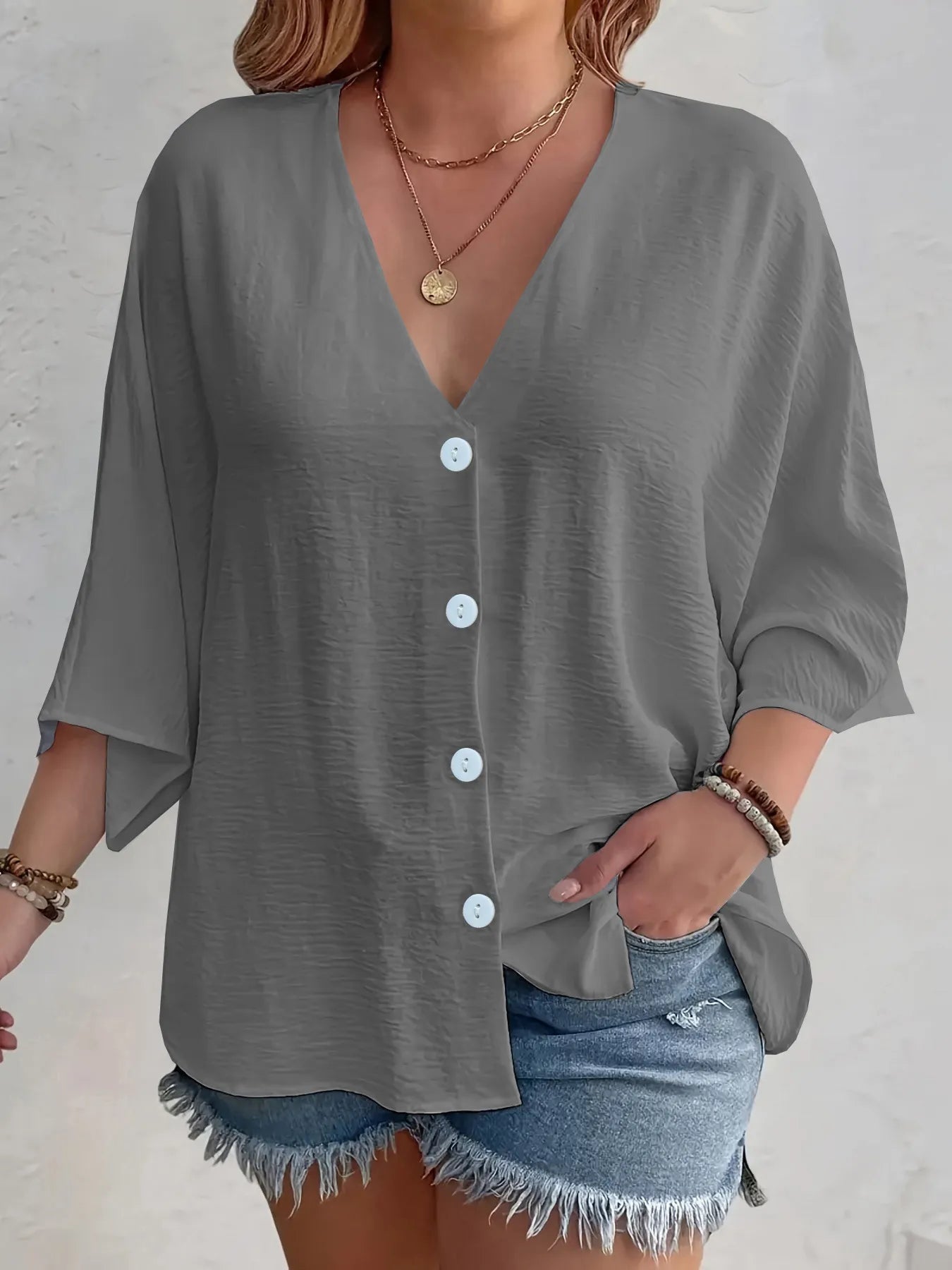 Amirah - Lässige Bluse mit halblangen Ärmeln, V-Ausschnitt und Knöpfen