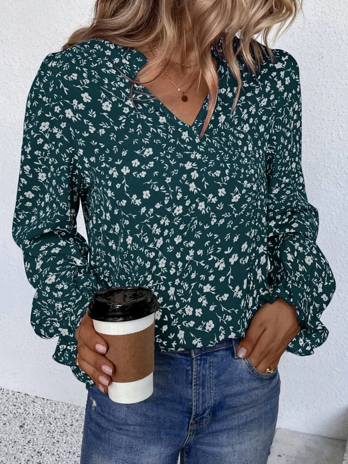 Valeria - Elegante Blumenbluse mit Volants, V-Ausschnitt und langen Ärmeln