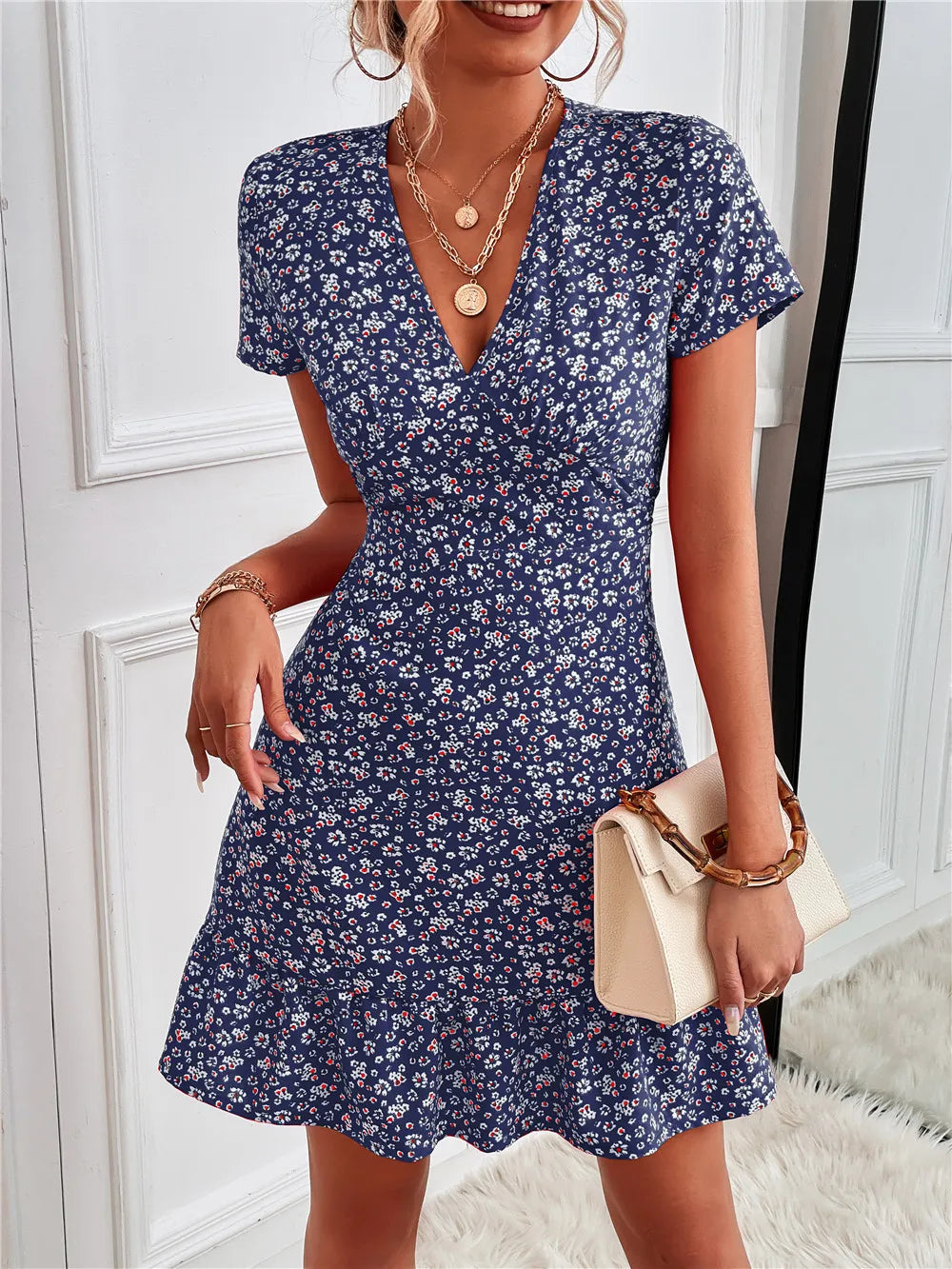 Martha - Schickes Mini-Kleid mit floralem Print, Rüschen-Saum, V-Ausschnitt und kurzen Ärmeln