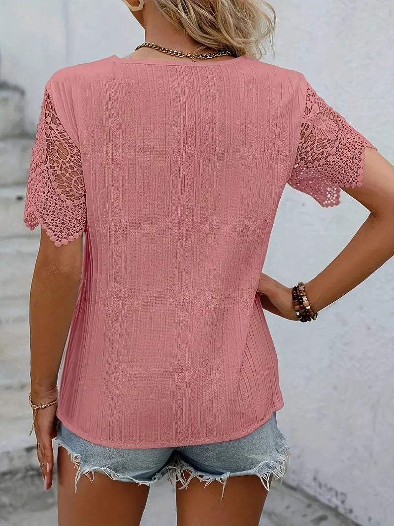 Divine | Mühelose Eleganz mit einer Kontrast-Spitzen V-Ausschnitt Bluse