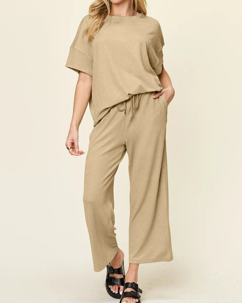 Kiera - Locker geschnittenes T-Shirt mit Rundhalsausschnitt und weiten Hosen