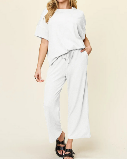 Kiera - Locker geschnittenes T-Shirt mit Rundhalsausschnitt und weiten Hosen
