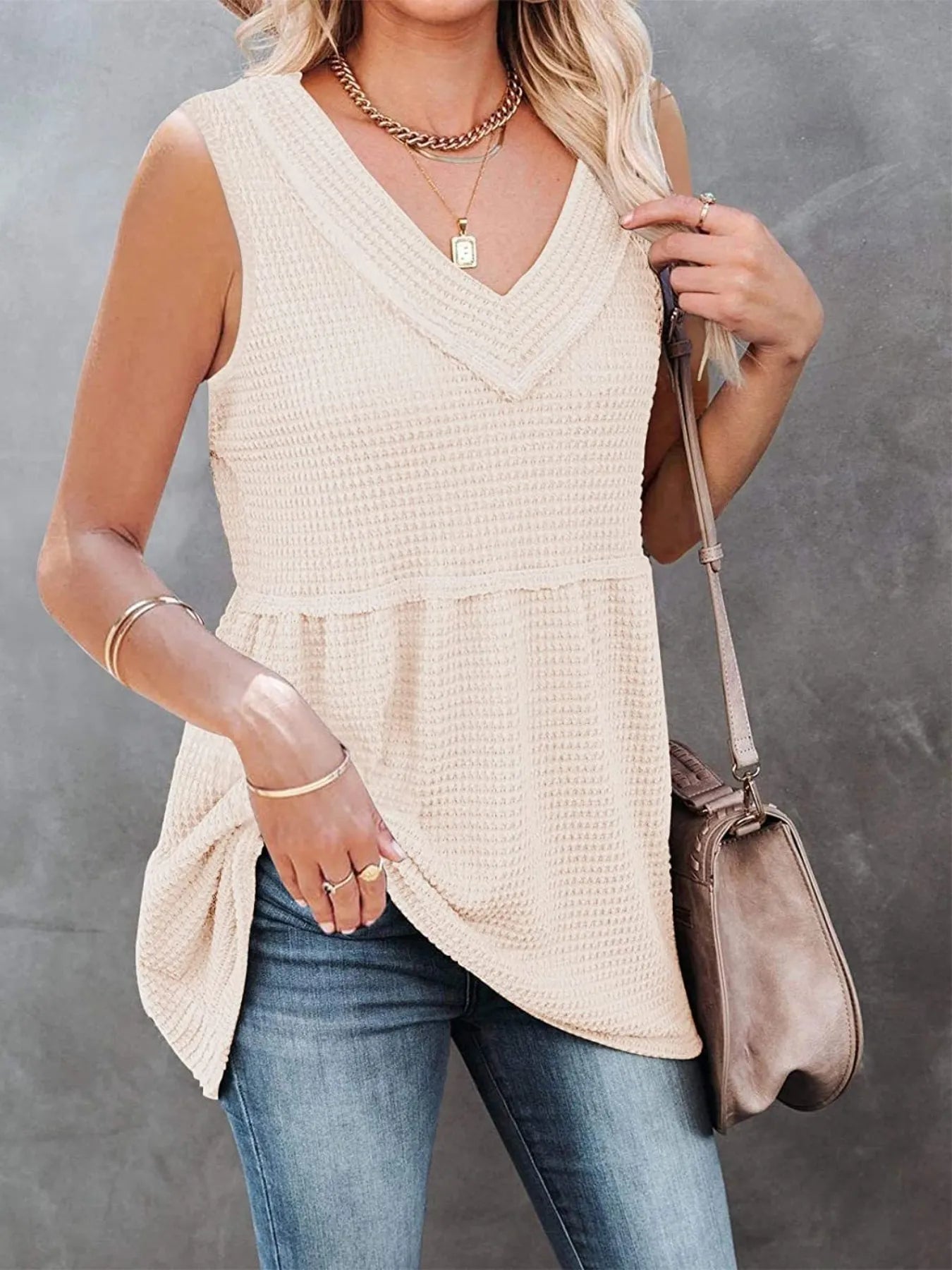 Amelia - Ärmelloses Stricktop mit V-Ausschnitt und kontrastierenden Kanten