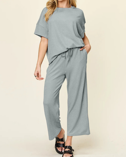 Kiera - Locker geschnittenes T-Shirt mit Rundhalsausschnitt und weiten Hosen