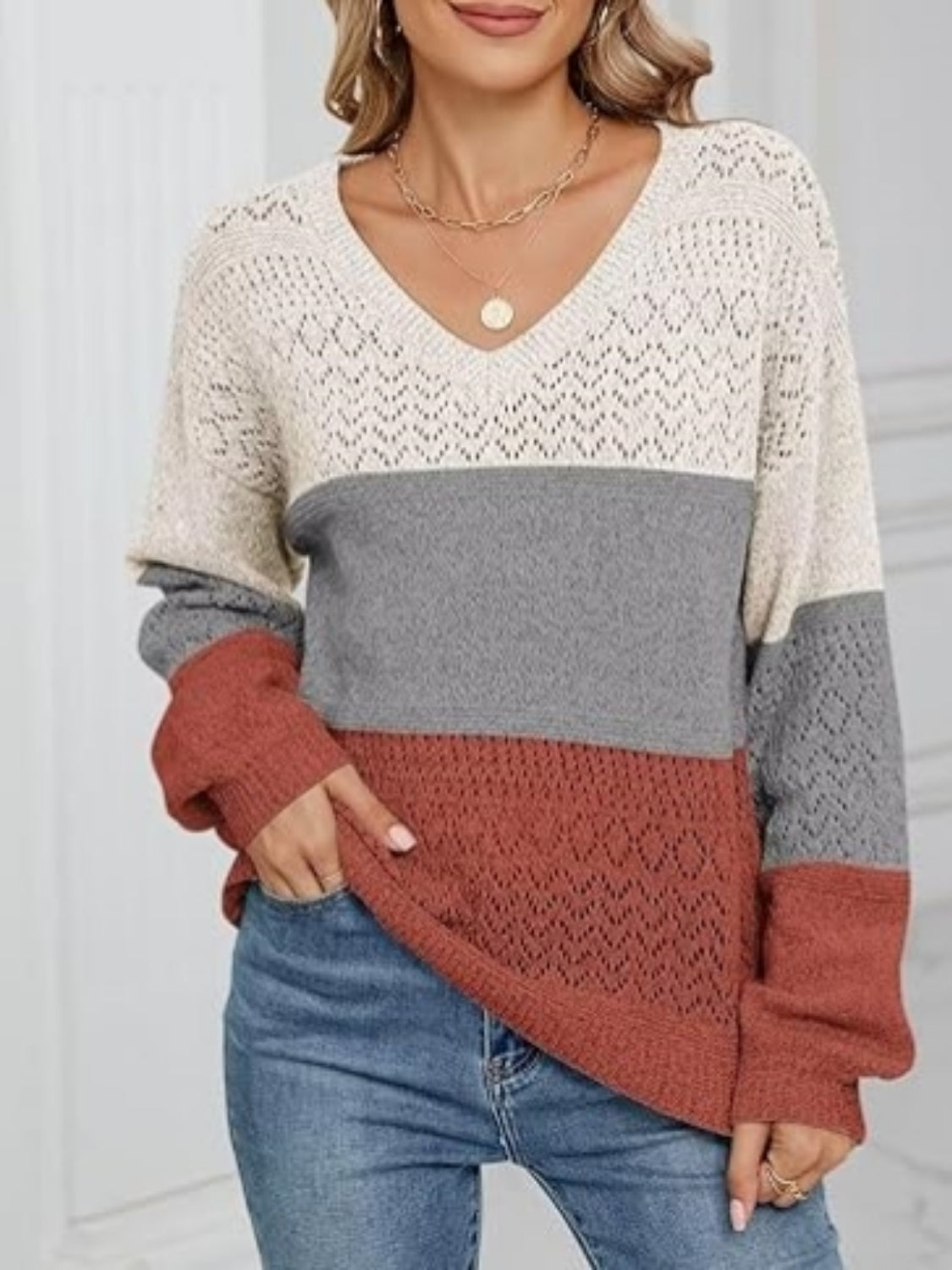 Hannela - Eleganter V-Ausschnitt-Pullover mit Streifen und Lochstrick