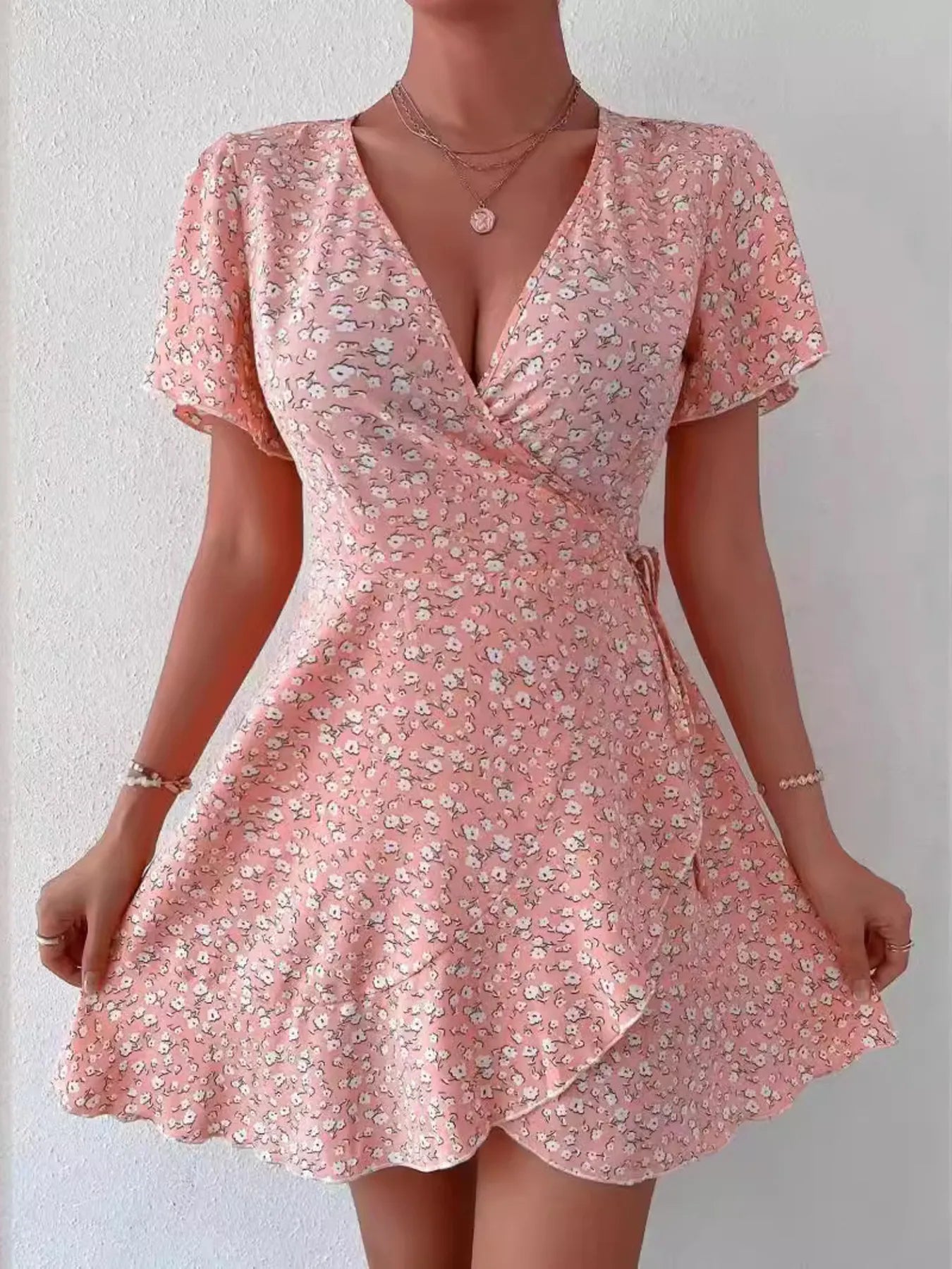 Rosanna - Elegantes Mini-Kleid mit Blumenmuster, kurzen Ärmeln und tiefem V-Ausschnitt