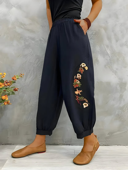 Zenaida | Schicke, floral bestickte Freizeithose für Frauen