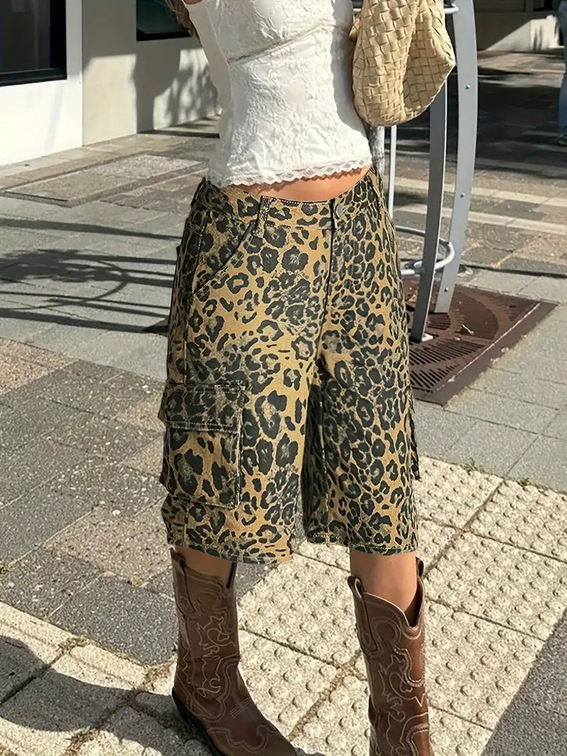 Tricia | Vintage-inspirierte High-Waisted Denim Shorts im Leopardenmuster