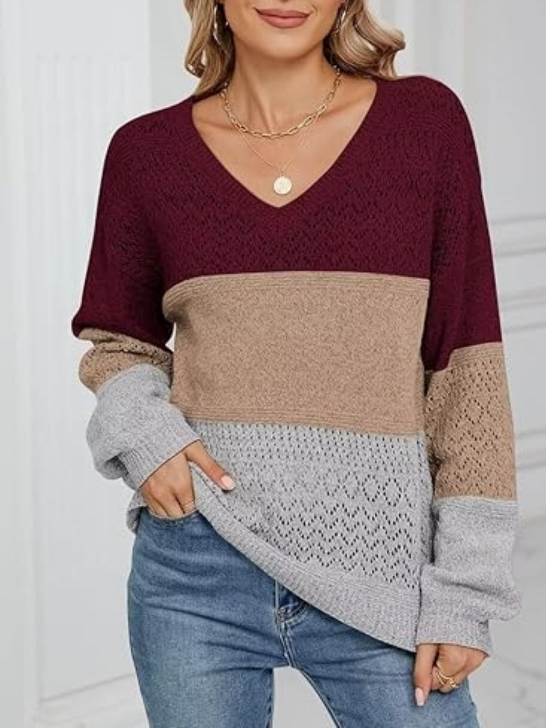 Hannela - Eleganter V-Ausschnitt-Pullover mit Streifen und Lochstrick