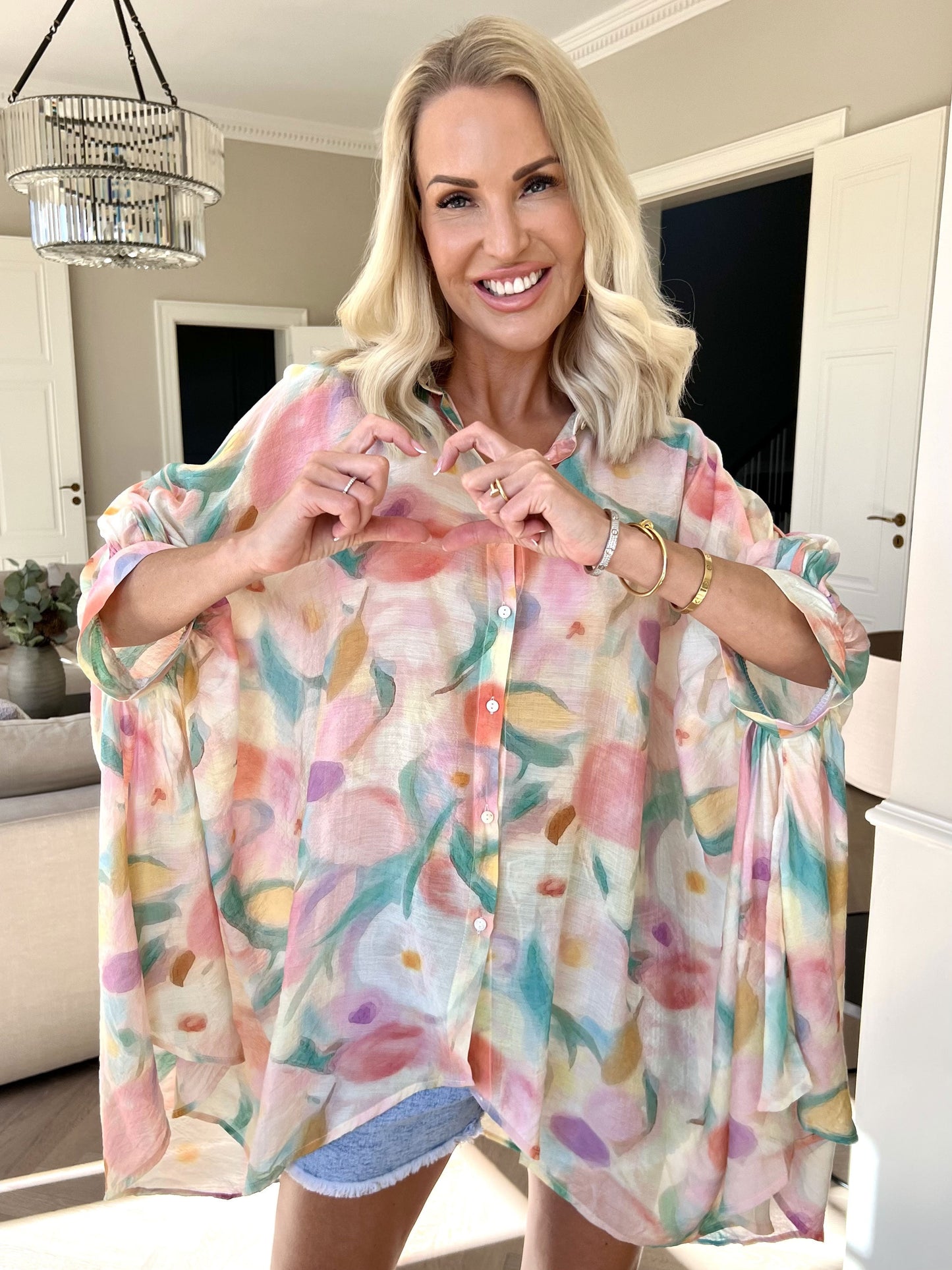 Jessa - Flatterhafte Tunika mit abstrakter floraler Eleganz