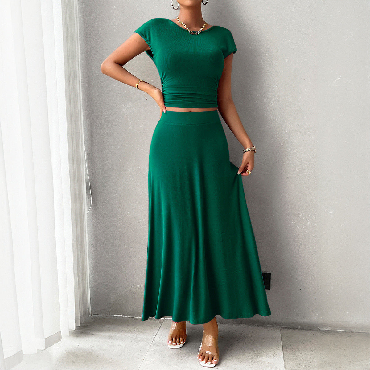 Chiara - Elegantes Set mit figurbetontem Crop-Top und fließendem Rock