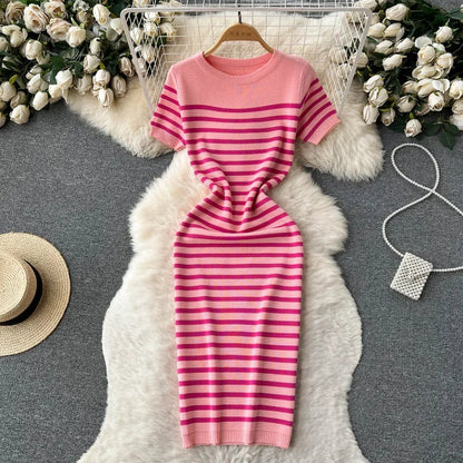 Kiara | Gestricktes gestreiftes Strandkleid