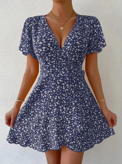 Rosanna - Elegantes Mini-Kleid mit Blumenmuster, kurzen Ärmeln und tiefem V-Ausschnitt