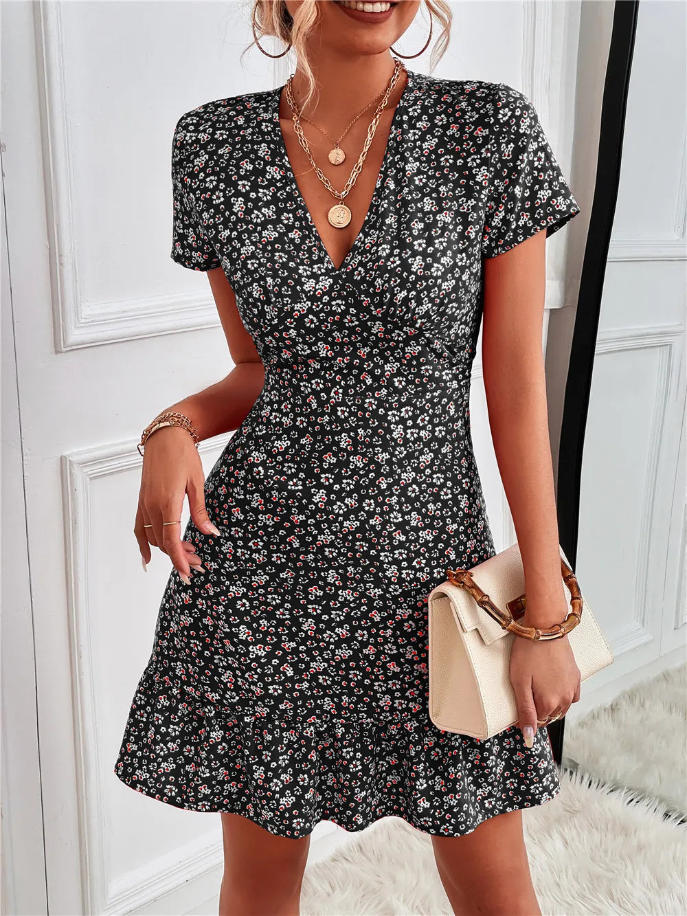 Martha - Schickes Mini-Kleid mit floralem Print, Rüschen-Saum, V-Ausschnitt und kurzen Ärmeln