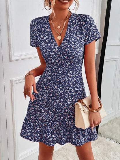 Martha - Schickes Mini-Kleid mit floralem Print, Rüschen-Saum, V-Ausschnitt und kurzen Ärmeln