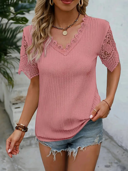 Divine | Mühelose Eleganz mit einer Kontrast-Spitzen V-Ausschnitt Bluse