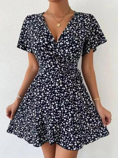 Rosanna - Elegantes Mini-Kleid mit Blumenmuster, kurzen Ärmeln und tiefem V-Ausschnitt