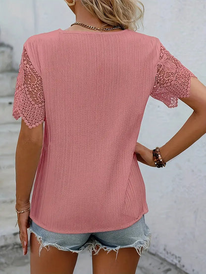 Divine | Mühelose Eleganz mit einer Kontrast-Spitzen V-Ausschnitt Bluse
