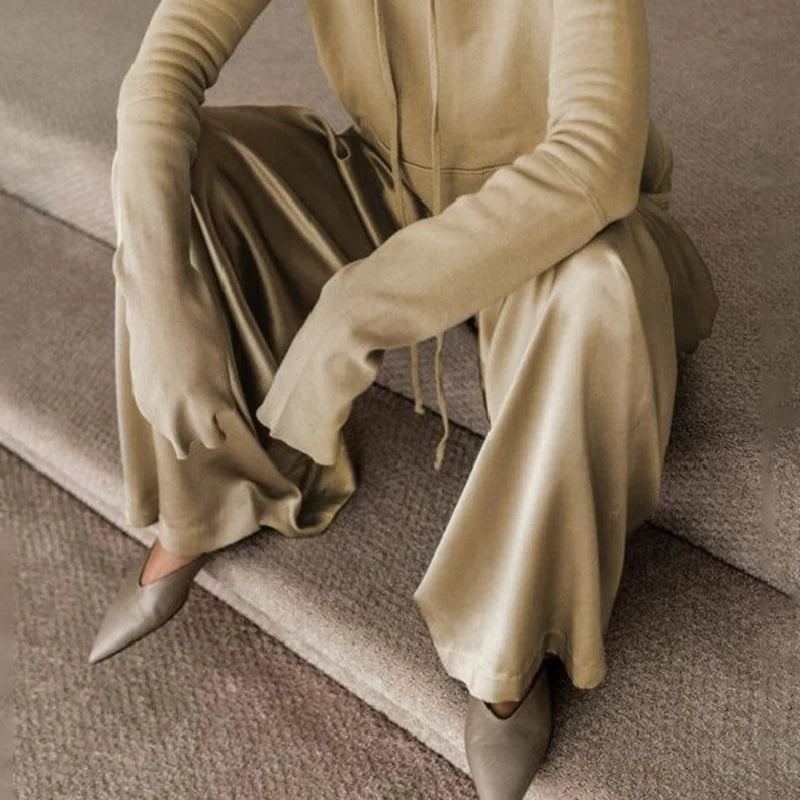 Therese | Langärmeliges Oberteil mit Kapuze und Hose mit hoher Taille und Kordelzug